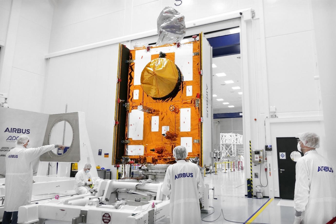 Sentinel-6B loaded in Container in Friedrichshafen – Copyright Airbus / T. Locher